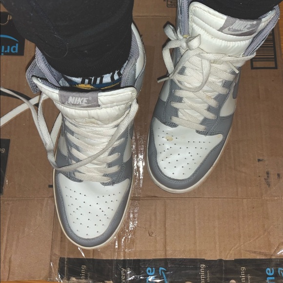 Women’s Retro Nike Dunks in High Top Style, Size 9 - Picture 2 of 3